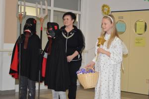 Pevci in Miklavž obiskali stanovalce 3